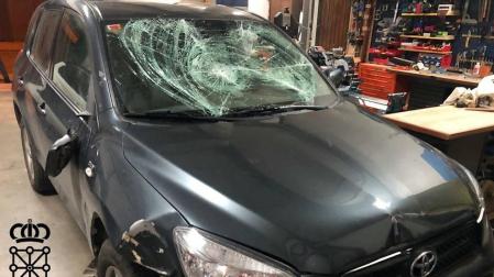 Un conductor de 22 años choca contra varias señales y mobiliario en Milagro