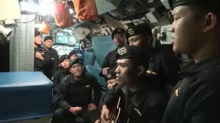 Un vídeo de los marineros del submarino hundido cantando emociona a Indonesia