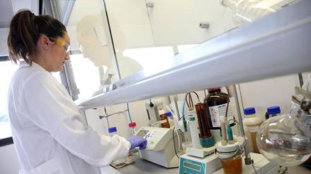 La técnico, María García Calavia, en los laboratorios de Oleofat.
