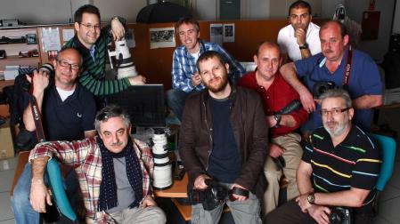 David Beriáin, con los fotógrafos de Diario de Navarra