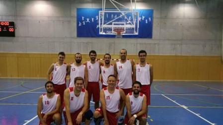Lamberto, el primero por la derecha en la fila de abajo, con su equipo de baloncesto.