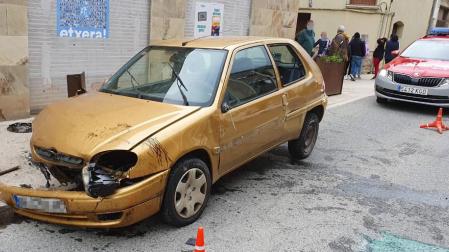 Un joven que hacía carreras en Puente la Reina, vuelca y casi atropella a una mujer y a dos niños