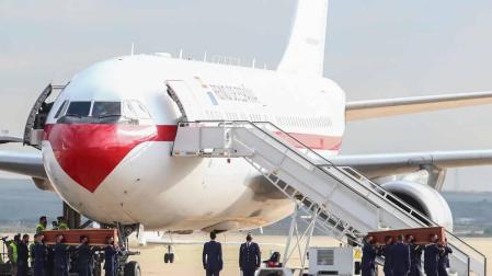 El avión con los cuerpos de David Beriáin, Roberto Fraile y el irlandés Rory Young, periodistas y cooperante asesinados en Burkina Faso, tomó tierra en la base aérea militar de Torrejón de Ardoz este viernes, 30 de abril, a las 09.00 horas donde un cordón militar de honor los ha recibido.