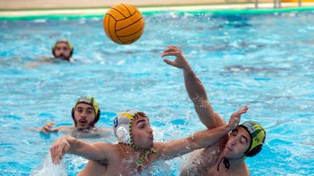 Waterpolo Navarra se salva de carambola