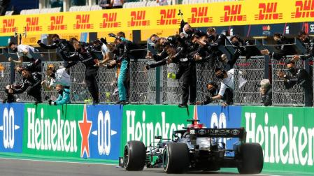 Hamilton ganó en Portimao, donde Alonso fue octavo y Sainz, undécimo