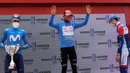 Nairo Quintana (equipo Arkea) celebra en el podio la victoria conseguida en la Vuelta Ciclista a Asturias junto a Antonio Pedrero (Movistar) y Pierre Latour (Total Direct Energie).