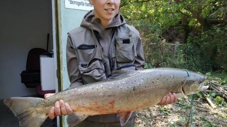 El primer salmón de 2021, capturado en Endarlatsa, adquirido por 1.000 euros