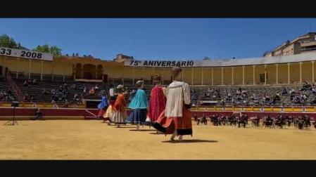 Actuación de la Comparsa de Gigantes en la plaza de toros de Tudela