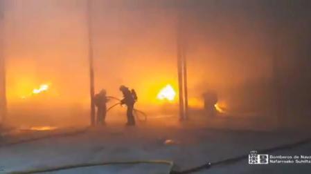 Un incendio de residuos plásticos afecta a una nave abandonada cerca de Muruarte de Reta