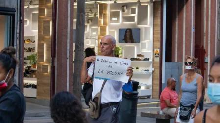 Un hombre sin mascarilla se manifiesta a favor del dióxido de cloro en Santa Cruz de Tenerife el 26 de septiembre de 2020.