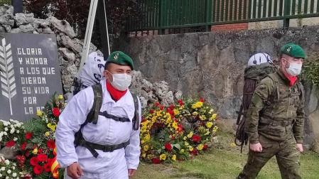 La ministra de Defensa, Margarita Robles, visita el Regimiento de Infantería 'América' 66 de Cazadores de Montaña, al que pertenecía el cabo Francisco Pérez, fallecido por trombosis días después de haber sido vacunado con AstraZeneca.