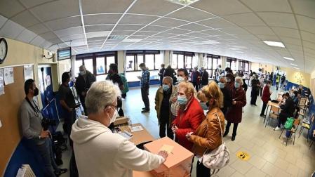 Los candidatos a la presidencia de la Asamblea de Madrid votan en sus colegios electorales.