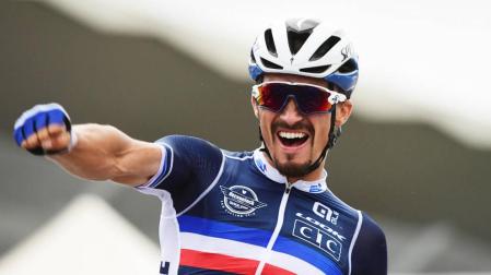 Julian Alaphilippe celebra su triunfo en Imola.