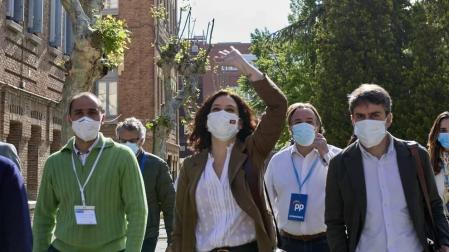 El PP ganaría con 65 escaños pero necesitaría a Vox según los primeros sondeos