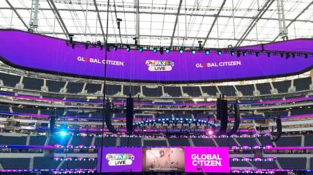 Miles de personas vacunadas celebran su primer concierto en Los Ángeles