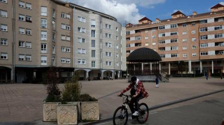Un ciclista pasa por la plaza Ezkabazabal, con su característico quiosco.