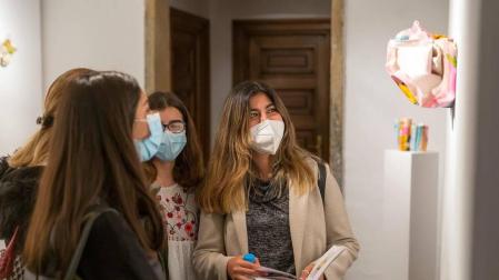 Fotos de la xposición de Carla Querejeta 'Siempre es hoy', en La Puerta Gótica del Colegio Mayor Belagua de Pamplona.