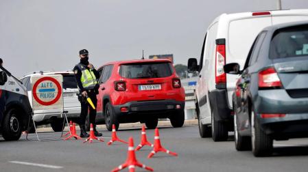 Un control de la Policía Nacional en Valencia por el cierre perimetral