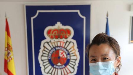 Un regalo de Felipe VI para una colaboradora de la Policía Nacional en Pamplona