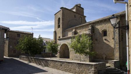 Vista exterior de la iglesia de la Asunción de Leache.