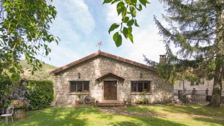 La vivienda, rodeada de un maravilloso jardín, está en una parcela de 2.500 m2