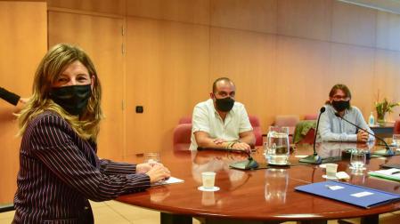 La ministra de Trabajo, Yolanda Díaz, posa a la cámara durante la reunión mantenida con los sindicatos, en Barcelona.