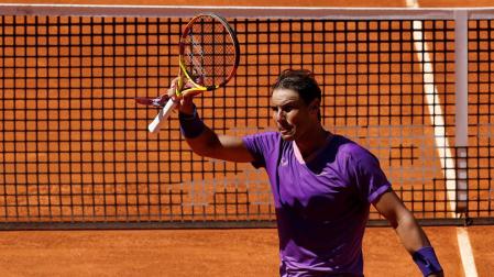 Nadal saluda tras su victoria ante el australiano Alexei Popyrin.