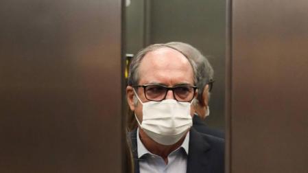 El candidato del PSOE a la Presidencia de la Comunidad de Madrid, Angel Gabilondo, subiendo a un ascensor.