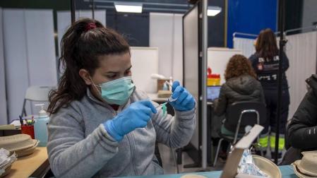 Fotos de la vacunación en el frontón de la UPNA el jueves.