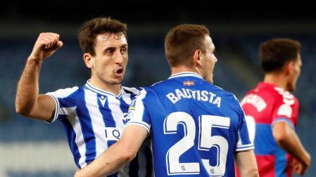 El centrocampista de la Real Sociedad Mikel Oyarzabal celebra su gol ante el Elche