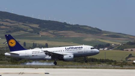 El avión de la línea Pamplona-Frankfurt, operada por Lufthansa, toma tierra en el aeropuerto de Noáin esta semana.