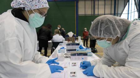 Bajan los contagios pero continúan por encima del centenar