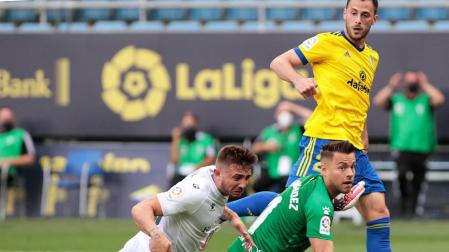 El Cádiz certifica la permanencia y ahoga al Huesca