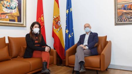 La alcaldesa de Lodosa, Lourdes San Miguel, y el consejero Ciriza durante la reunión mantenida para tratar las actuaciones en carreteras que se realizarán en Lodosa.