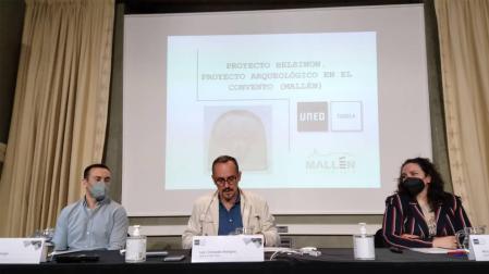 Luis J. Fernández Rodríguez, director de la UNED de Tudela; Rubén Marco Armingol, alcalde de Mallén y Marta Gómara Miramón, Arqueóloga y Directora del Plan de Investigación del Proyecto Belsinon.