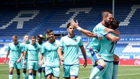 Joselu rescata un punto vital para los babazorros