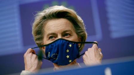 Ursula Von der Leyen se coloca la mascarilla en su rueda de prensa en Bruselas.