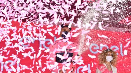 Filippo Ganna se enfunda la primera maglia rosa