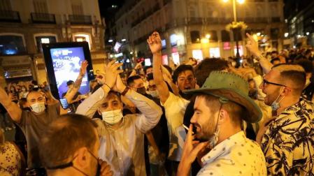 En ciudades como Madrid y Barcelona, la Policía ha tenido que intervenir ante las aglomeraciones de jóvenes sin respetar la distancia y muchos, sin mascarilla.