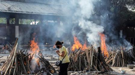 Al hospital en triciclo con enfermos de coronavirus en la India
