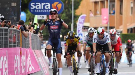 Tim Merlier triunfa en la primera llegada masiva