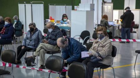 Fotos de la vacunación en el frontón de la UPNA el jueves.