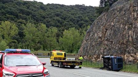 Denunciado tras volcar con su automóvil y dar positivo en alcoholemia en Zúñiga