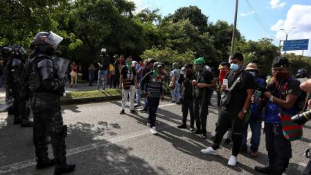 Indígenas realizan un bloqueo en una calle en Cali (Colombia), ante presencia policial