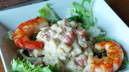 Ensalada verde con ensaladilla de gambones