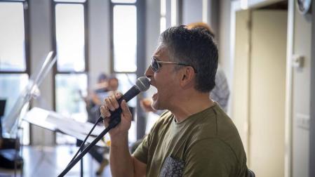 El cantante navarro y el conjunto rendirán un homenaje a Nino Bravo en un espectáculo en el Gayarre el jueves 13 y el viernes 14 de mayo.