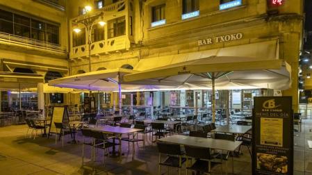 Poca gente en las terrazas de Pamplona a partir de las 23.00 horas de este martes, 11 de mayo, cuando el toque de queda ha sido levantado por el TSJN tras levantarse el estado de alarmaa