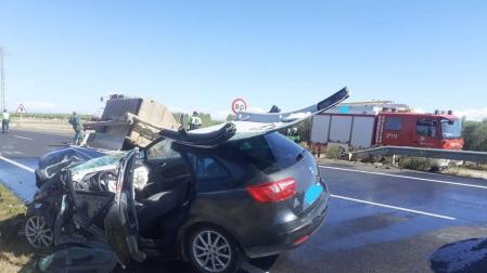 Dos heridos graves en un accidente entre un coche y un camión en la NA-134