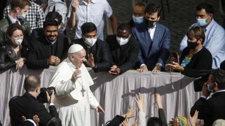 El papa, feliz por volver a estar entre los fieles y "no hablar a una cámara"