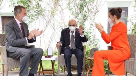 Los reyes entregan a Francisco Brines el Cervantes en "Elca", su lugar de inspiración